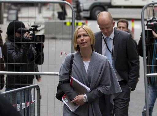 Statsåklagarna Inga Bejer Engh och Svein Holding (till höger) anländer till domstolen i Oslo, Norge, den tredje dagen i rättegången mot massmördaren Anders Behring Breivik, som dödade 77 personer, den 22 juli förra året. (Foto: Daniel Sannum Lauten/ AFP)
