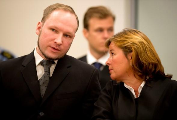 Den norske terroristen Anders Behring Breivik (till vänster) samtalar med sin försvarsadvokat Vibeke Hein Baera vid ankomsten till Oslo tingsrätt, dagen för domstolsutlåtandet den 24 augusti 2012. (Foto: Odd Andersen/ AFP)