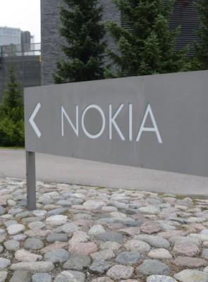 Nokia-skylten fotograferades utanför Nokias huvudkontor i Espoo den 3 september. Nokia meddelade att dess dagar som mobiltelefontillverkare var över. Verksamheten säljs till Microsoft för 5,44 miljarder euro. De kommer i fortsättning att fokusera på nätverksinfrastruktur och service. (Foto: Sari Gustavsson / Lehtikuva / AFP)