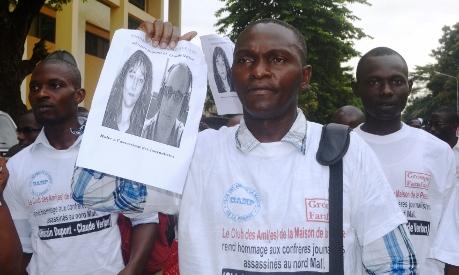 De guineanska journalisterna på bilden deltog i en protest mot våldet som drabbar journalister men också för att hedra de två franska journalisterna som dog i Conakry, den 14 november, 2013. Journalisterna Ghislaine Dupont, 57, och Claude Verlon, 55, arbetade för franska radion RFI och rövades bort den 2 november 2013 och dödades senare i den instabila regionen i norra Mali.  (Foto: Cellou Binani / AFP)
