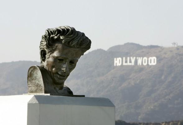 En staty av James Dean vid Griffith Observatory, Los Angeles där filmen spelades in våren 1955. (Foto: AFP/Gabriel Bouys)		        