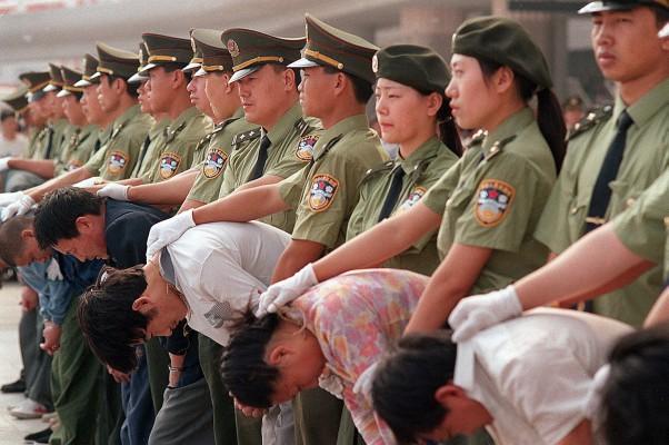 Kina är ett av de länder som avrättar flest människor i hela världen, men som även vägrar lämna uppgifter om antal. Amnesty beräknar att Kina avrättade minst 2 000 människor under år 2009, vilket är dubbelt så mycket som antalet avrättade i alla andra länder tillsammans. (Foto: STR/AFP)
