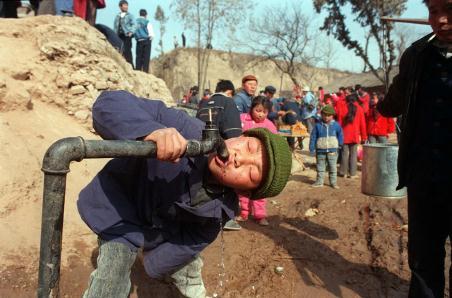 Törstigt barn i Lonxian.(Foto: Joe Zhouqing /AFP)