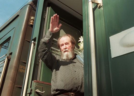Den ryske författaren och dissidenten Alexander Solzjenitsyn vinkar när han stiger på tåget i Vladivostok 1 juni 1994. Solzjenitsyn avled 3 augusti 2008 vid 89 års ålder. (Michael Estafiev/AFP)