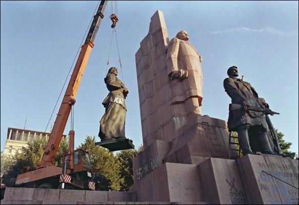 En lyftkran lyfter (september 1991) undan statyer av Lenin på Liberty Square (tidigare Lenin torget) i Kiev. (Foto: AFP / Sergey Supinski)
