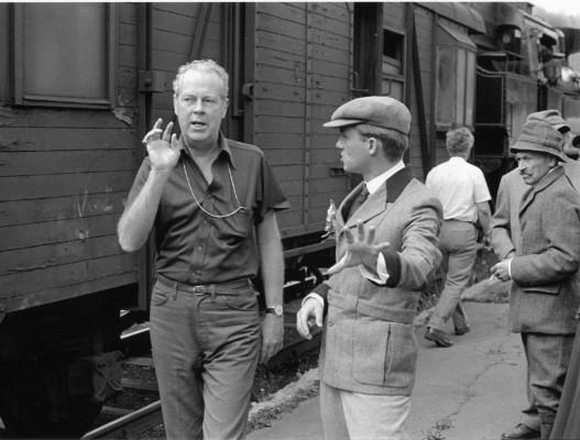 En arkivbild från 1979 som visar film och tv-producenten Delbert Mann (till vänster) under en filminspelning av "All Quiet on the Western Front" som är den engelska titeln på klassikern "På västfronten intet nytt" (Foto: AFP/Arkiv)