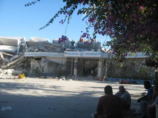 Byggnad till FN:s stabiliseringsmission i Haiti (Minustah) ligger i ruiner den 13 januari, 2010 i Port-au-Prince, Haiti. (Foto: AFP/Clarens Renois)
