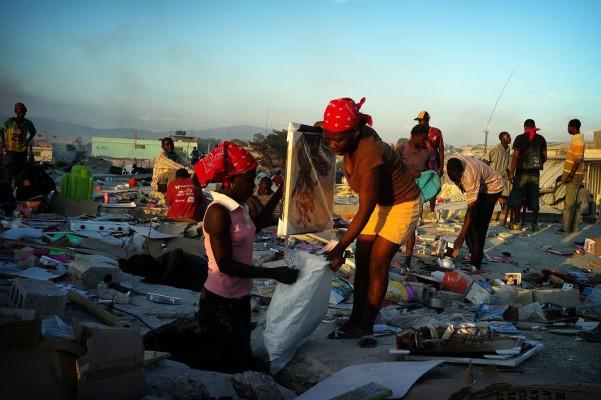 Nu har plundring blivit en överlevnadsstrategi i Haitis huvudstad. (Foto: Olivier Laban-Mattei / AFP)
