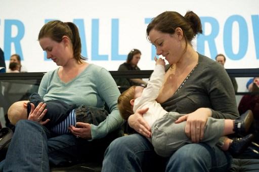 Amning kan skydda barnen från fetma, visar en ny svensk studie. (Foto: AFP/ Nicholas Kamm)