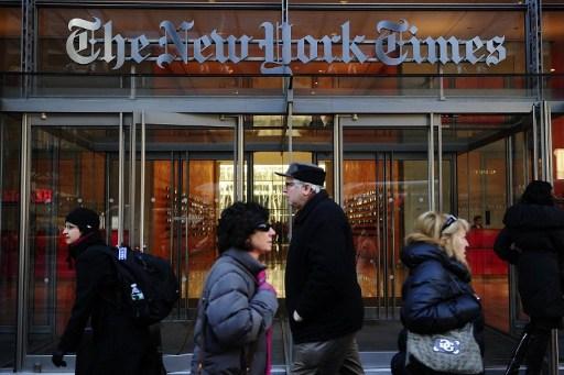 Människor promenerar förbi ingången till the New York Times lokaler i New York 2011. (Foto: AFP/ Emmanuel Dunand). 
