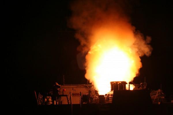 En Tomahawkmissil avfyras mot Libyiska vapenförråd. (Foto: AFP/US NAVY)