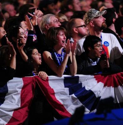 Demokrater gläds åt resultatet på valvakan i Chicago. Det blir fyra år till i Vita huset för Barack Obama. (Foto: AFP)