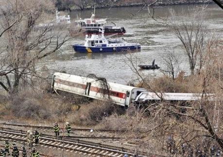 Räddningsmanskapet vid tågolyckan den 1 december i Bronx, New York. (Foto: Timothy Clary / AFP)