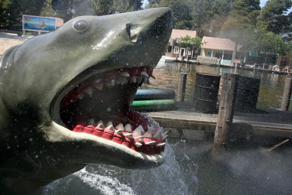 En inspiration av Steven Spielbergs film "Hajen" avbildad i Universal Studios i Hollywood. (Foto: AFP /Gabriel Bouys)