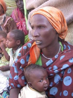 Asha Khatir och hennes fyra barn har kommit till flyktingsförläggningen Kalma nära Nyala, södra Darfurs huvudstad. De har flytt Marla, 53 km sydöst om Nyala efter en rad attacker – den sista var mot kvinnor och barn som hämtade vatten från en brunn. (Foto: World Food Programme/Laura Melo