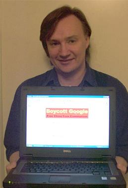Filip Björner i Stockholm har startat en kampanj för bojkott av sökmotorn Google, eftersom företaget böjt sig för Kinas kommunistregims krav på cencur av Internet. (Foto: privat)