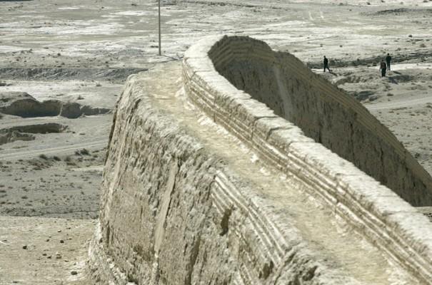 Kinesiska muren kan enligt austronauter inte ses från månen, som myten gör gällande. En förklaring kan vara att den är byggd av samma material som den omgivande marken. Här en bit av muren i Gobiöknen. (Foto: Liu Lin/AFP) 
