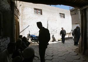 Detta foto visar muslimska uigurer i de gamla kvarteren i Kashgar, med sina smala gränder och låga hus i den avlägsna utposten av den uråldriga sidenvägen, i Kinas västligaste region, det autonoma Xinjiang. Denna centralasiatiska plats som är hem för de turkisktalande muslimska uigurerna har sett ett ökande antal Han-kinesiska invandrare efter 55 år av kommunistisk dominans, och den traditionella livsstilen håller på att försvinna. (Foto: Frederic J. Brown/AFP/Getty Images)