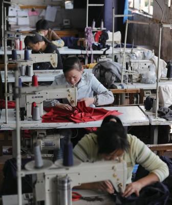 Kinesiska kvinnor arbetar för ett taiwanesiskt företag. Taiwanesiska företag i Kina har drabbats hårt av bristen på arbetskraft och stigande arbetskostnader. (Foto: AFP/Getty Images)

