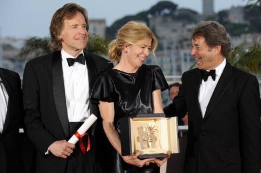 Producenterna till filmen "Tree of Life" (från vänster) Bill Pohlad, Dede Gardner och Grant Hill som fått i uppdrag av regissören Terrence Malick att ta emot guldpalmen i Cannes. (Foto: AFP/Anne-Christine Poujoulat) 