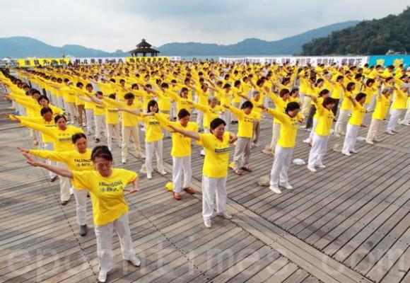 Falun Gong-utövare övar vid Sun Moon Lake i Taiwan, 2010. (Foto: Song Bilong/ Epoch Times)
