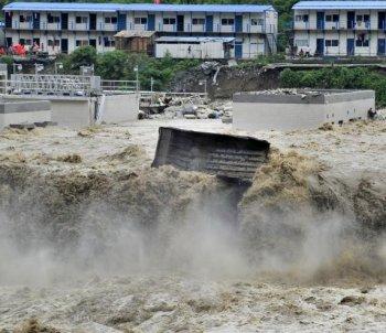 Ett plötsligt jordskred blockerade floden Min, det tidigare jordbävningsdrabbade bydistriktet Yingxiu i Wenchuan-häradet i Sichuanprovinsen. (Foto från en källa i Kina)