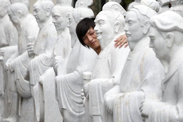 Konfucius 72 samtida lärjungar finns avbildade som statyer i Nagasaki,  Japan. De som går på dagens Konfuciusinstitut får långt ifrån samma undervisning som de. (Foto: Kiyoshi Ota/Getty Images)
