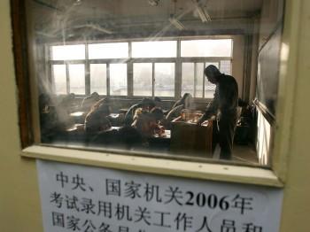 Kineser tar provet för att få bli offentliga tjänstemän i Peking 2005. De enorma förmånerna som den kinesiska byråkratin ger sina anställda kritiseras på internet. (Foto: Dennis Pu/China News Photos)