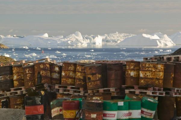 Oljetunnor, Grönland. (Foto: Global Warming Images/WWF)