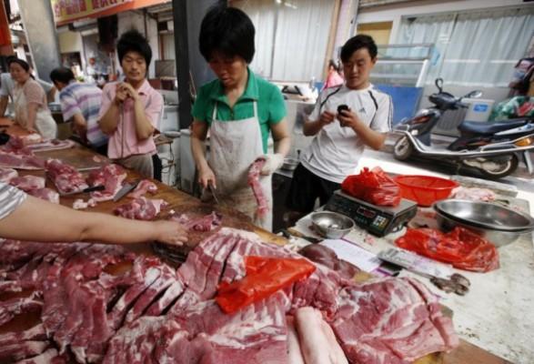 Slakteristånd på en marknad i Huaibei i Anhuiprovinsen, östra Kina den 20 juni. Användandet av "magert-kött-pulver", ett förbjudet gift i djurfoder, har blivit vanligt i Kina. Pulvret hämmar tillväxten av fett i djuren, vilket gör köttet mer välsmakande, men giftigt för människor. (Foto: STR/AFP/Getty Images)