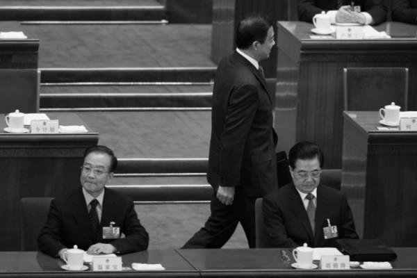 Bo Xilai (mitten), kommunistpartiets ledare i staden Chongqing, tillsammans med kinesiske presidenten Hu Jintao (höger) och premiärministern Wen Jiabao (vänster) under tredje plenarsammanträdet inför folkkongressen den 9 mars 2012. Bo avsattes från posten som partiledare i Chongqing den 15 mars 2012 av Hu och Wen. (Foto: Liu Jin/AFP/Getty Images)