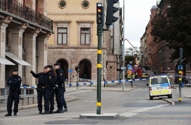 En bild från oktober 2011 när ett misstänkt paket hittades vid Rosenbad I Stockholm. Den gången evakuerades regeringsbyggnaden. (Foto: Jonathan Nackstrand / AFP/ Getty Images)