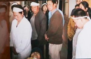 Bybor håller en minnesstund över Jin Zhonghua som blev ihjälslagen av regeringshyrda våldsmän den 26 april i år. Fem andra bybor blev allvarligt skadade vid samma händelse. (Foto: Epoch Times)