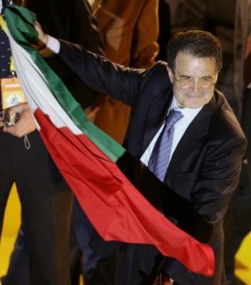 Romano Prodi, ledare för center-vänsterkoalitionen firar segern i det italienska parlamentsvalet. (Foto: AFP/ Patrick Hertzog)