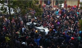 Arga demonstranter i Kina välte en polisbil efter att ett sjukhus inte kunnat uppge dödsorsaken för en gravid kvinna i Hubeiprovinsen. (bilder från den kinesiska ursprungsartikeln). 

