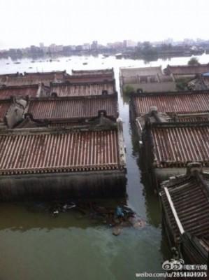 Tyfonen Utor har lagt hela byar i den kinesiska provinsen Guangdong under vatten de senaste dagarna. (Foto: Sina Weibo)