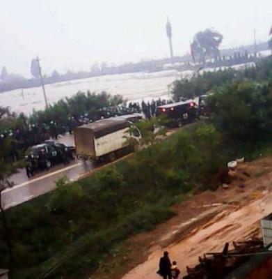 Över 1000 bybor i Yunnanprovinsen drabbade samman med polisen den 22 oktober. (Foto: Weibo.com) 