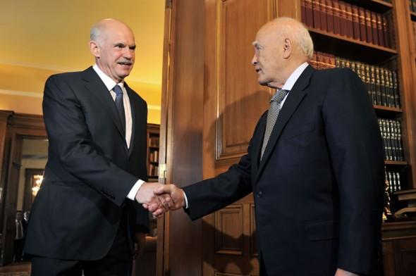 Greklands premiärminister George Papandreou (vänster) hälsar på landets president Carolos Papoulias (höger), den 5 november, 2011 i Athen. (Foto: Louisa Gouliamaki /AFP/Getty Images)
