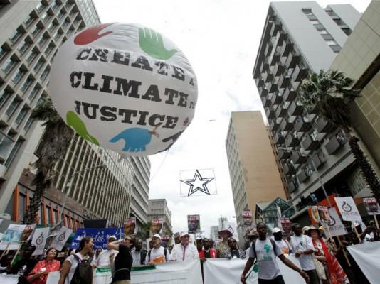 Samtidigt som experterna håller klimatmöte i Durban protesterar miljöaktivister på gatorna och kräver hårdare tag i kampen mot den globala uppvärmningen. 3 december 2011.(Foto: Stringer/AFP/Getty Images)