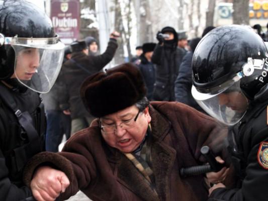 Kazakiska kravallpoliser fängslar en oppositionell anhängare under en demonstration i Almaty den 17 december 2011. (Foto: Anatoly Ustinenko / AFP / Getty Images)