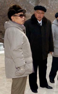 Denna odaterade arkivbild från Nordkoreas officiella Korean Central News Agency visar Nordkoreas ledare Kim Jong-Il (t.v) med svågern Jang Song Thaek på en inspektionsresa till berget Ryongaks rekreationsområde i Pyongyang. (Foto: KCNA / AFP / Getty Images)