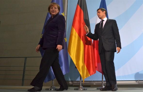 Tysklands förbundskansler Angela Merkel och Frankrikes president Nicolas Sarkozy lämnar presskonferensen på kanslersämbetet i Berlin den 9 januari 2012. (Foto: Johannes Eisele / AFP / Getty Images)