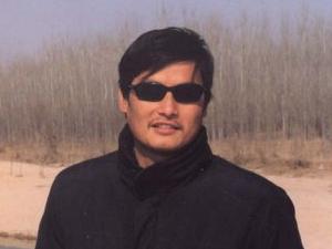 Man har slagit ned på människorättsaktivister inför rättegången mot Chen Guangcheng (bilden), en blind människorättsaktivist som, enligt familjen, står falskt anklagad.  Gao Zhisheng, en framstående människorättsadvokat, såväl som en av Chens försvarsadvokater, Xu Zhiyong, bortfördes i tisdags respektive torsdags (Foto: Epoch Times)