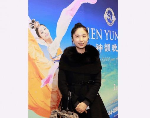 Den koreanska ballerinan Lee Jihyang framför en Shen Yun affisch. (Foto: Quan Yu/Epoch Times)
