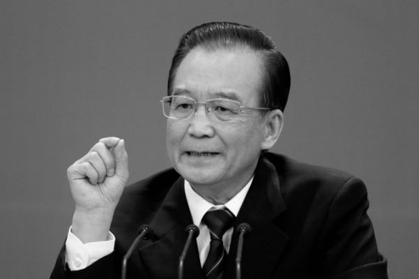Wen Jiabao vid en presskonferens i mars 2012 där han öppet kritiserade förre politbyråmedlemmen Bo Xilai. Avslöjanden om hans familjs förmögenhet kom fram senare samma år. (Lintao Zhang/Getty Images)