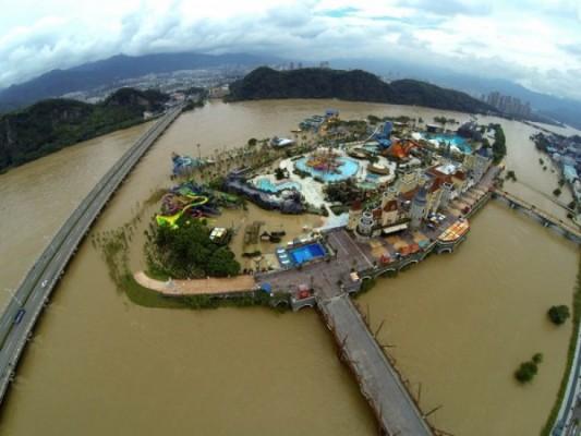 Den 20 augusti regnade det häftigt över staden Lishui i Zhejiangprovinsen, och när regeringen utan förvarning släppte på vattnet från en närbelägen reservoar dränktes hela staden. (Bild från internet)