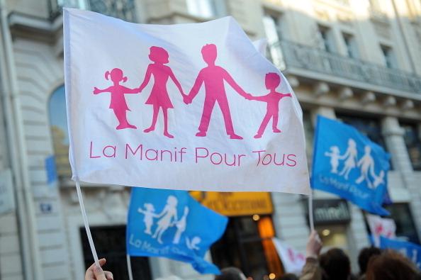 Aktivister mot samkönade äktenskap från rörelsen "La manif pour Tous"(Protest för alla) vid en demonstration mot homosexuella äktenskap, ett par timmar efter att franska parlamentet antog lagen om samkönade äktenskap vid Nationalförsamlingen den 23 april 2013 i Paris. Lagförslaget godkändes i en omröstning i parlamentet med 331 röster för och 225 emot. (Foto:Antoine Antoniol / Getty Images)