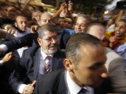 Egyptens Muslimska brödraskapets kandidat, Mohammed Mursi, (mitten) här bland sina anhängare efter tillkännagivandet av resultatet i presidentvalet på valkontoret i Kairo, den 18 juni. (Foto: Mohammed Abed/AFP/Getty Images)