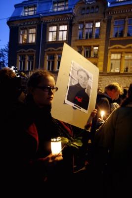 Tysta demonstranter samlades med levande ljus utanför den ryska ambassaden i Helsingfors. Anna Politkovskaja sköts förra lördagen i sitt hem, och var en de sista journalisterna som rapporterade om brotten mot mänskliga rättigheter i Tjetjenien. (Foto: Lehtikuva/AFP)
