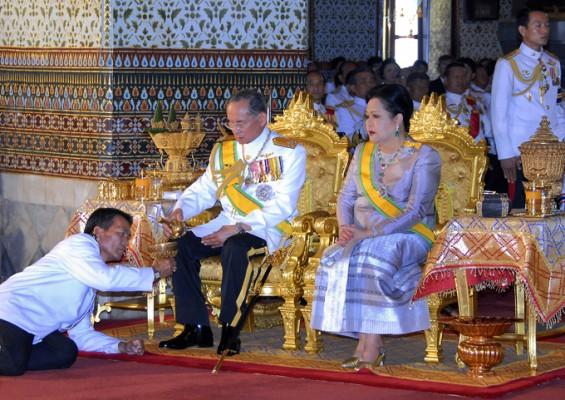 Thailändske kungen Bhumibol Adulyadej deltar tillsammans med drottning Sirikit i en buddistisk ceremoni i Grand Palace i Bangkok den 10 juni 2006. Buddistiska munkar välsignade kung Bhumibol Adulyadej som en del i det religiösa firandet av kungens 60-årsdag på tronen. Ritualen sändes till miljoner dyrkande medborgare i Thailand.(Foto: AFP/STR/HO)  
